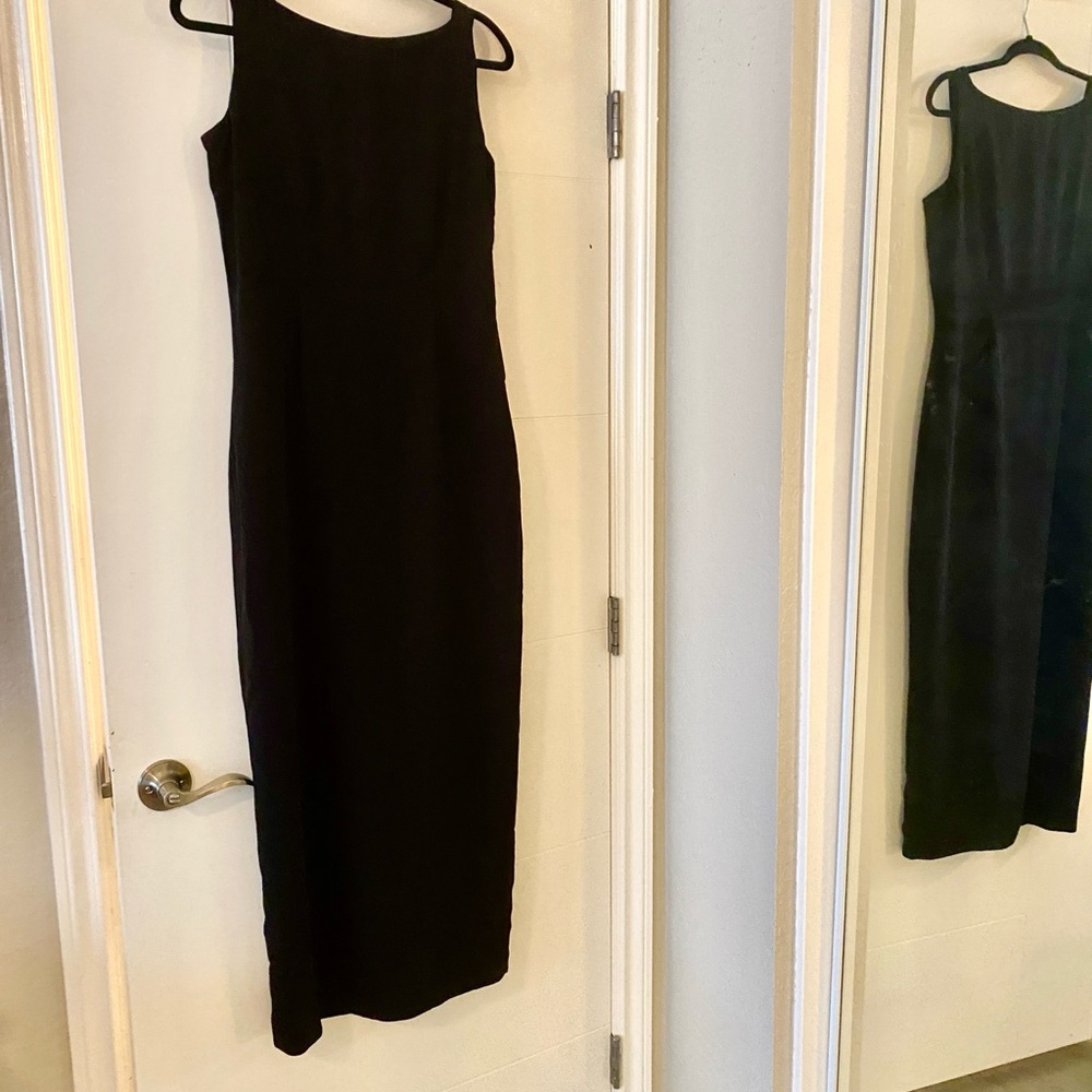 Elegant Black Sleeveless Tea length Dress